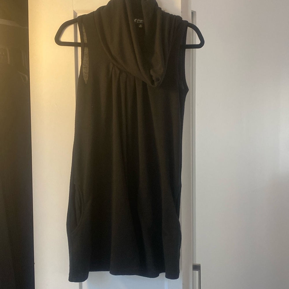 Sleeveless knit tunic with pockets